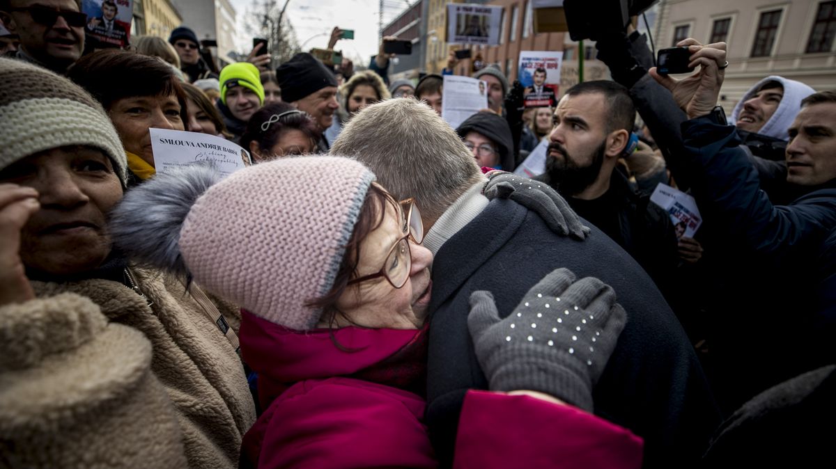 Obrazem: Kampaň! Jak Babiše objímali a Pavlovi aplaudovala náměstí